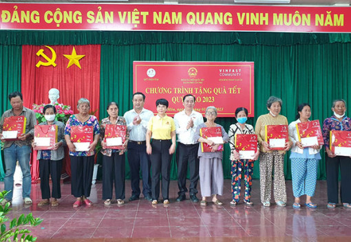 Tặng 1.200 phần quà cho hộ nghèo, cận nghèo