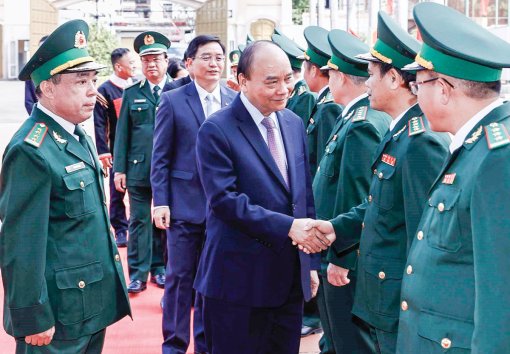 Chủ tịch nước Nguyễn Xuân Phúc kiểm tra công tác ứng trực dịp Tết Nguyên đán của Bộ đội Biên phòng Ðắk Lắk