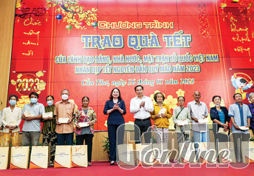 Tổ chức nhiều  hoạt động họp mặt, chúc Tết  và tặng quà gia  đình chính sách, hộ khó khăn