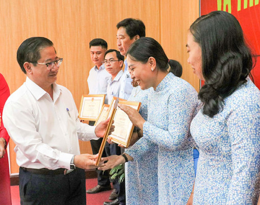 Xây dựng đội ngũ cán bộ, công chức, viên chức yêu ngành, yêu nghề