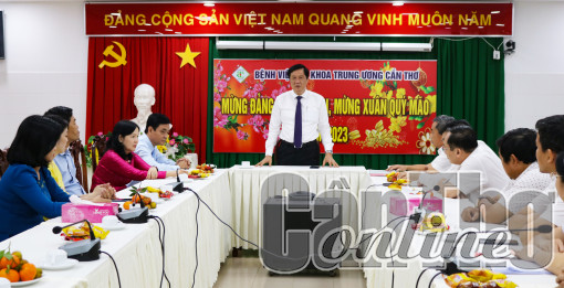 Lãnh đạo thành phố thăm và chúc tết lực lượng vũ trang, bệnh viện