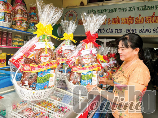 Hợp tác xã liên kết làm giỏ quà Tết