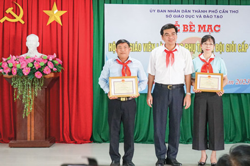 Trao giải Hội thi Giáo viên làm Tổng phụ trách Ðội giỏi cấp thành phố