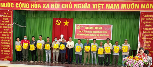 Tặng quà Tết cho hộ gia đình chính sách, hộ khó khăn trên địa bàn phường Hưng Phú