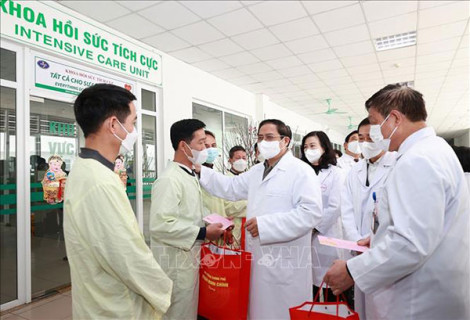 Thủ tướng Phạm Minh Chính thăm, chúc Tết tại các bệnh viện ở Hà Nội