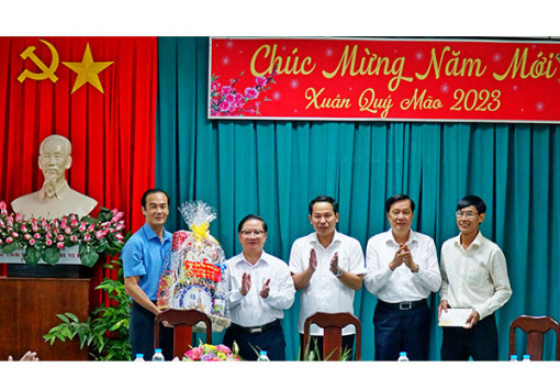 Lãnh đạo thành phố chúc tết lực lượng làm nhiệm vụ những ngày Tết và kiểm tra điểm tổ chức chương trình nghệ thuật, điểm bắn pháo hoa đêm giao thừa