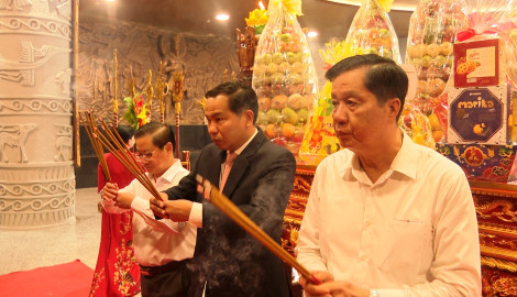 Lãnh đạo TP Cần Thơ dâng hương tại đền thờ Vua Hùng vào ngày đầu năm mới Quý Mão