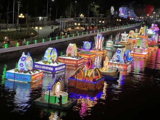 Can Tho: Lantern festival lights up Ninh Kieu night
