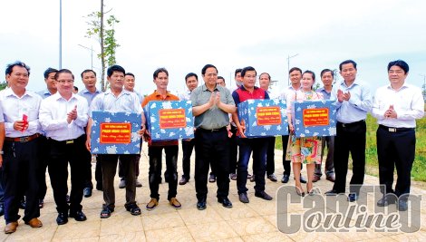 Thủ tướng Phạm Minh Chính kiểm tra dự án giao thông trọng điểm khu vực ÐBSCL