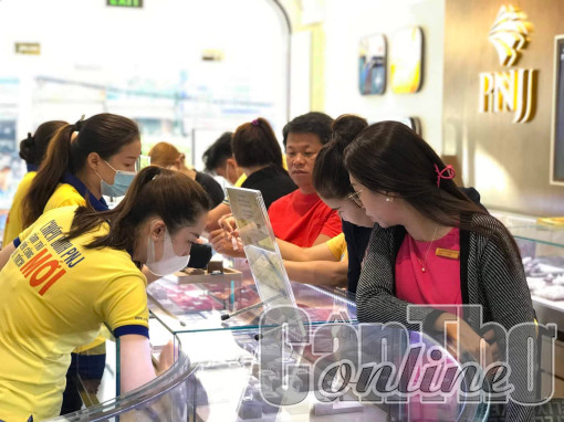 Nhiều người mua vàng “lấy vía” thần tài