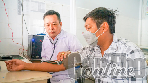 Tận tụy chăm sóc sức khỏe nhân dân