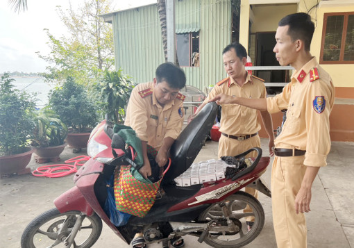 An Giang: Cảnh sát đường thủy bắt 3 xe máy vận chuyển 1.700 gói thuốc lá nhập lậu