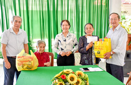 Thăm, tặng quà nạn nhân chất độc da cam