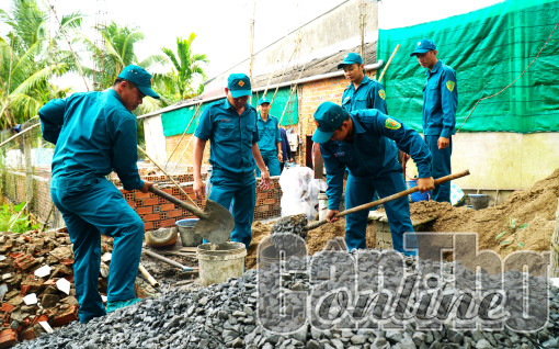 Lực lượng vũ trang huyện Phong Điền giúp dân trên 1.300 ngày công lao động
