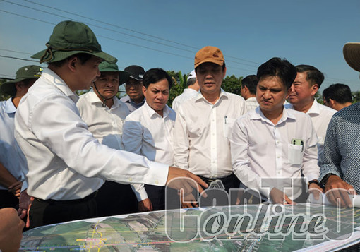 Ðồng chí Lê Quang Mạnh khảo sát các dự án trọng điểm trên địa bàn huyện Cờ Ðỏ