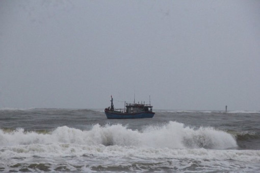 Quảng Trị: Ứng cứu kịp thời 3 ngư dân trên 2 ghe bị chìm trên biển