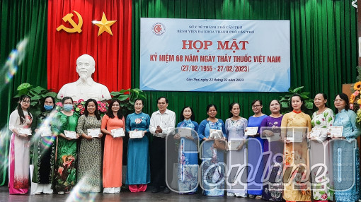Bệnh viện Đa khoa TP Cần Thơ họp mặt Ngày Thầy thuốc Việt Nam