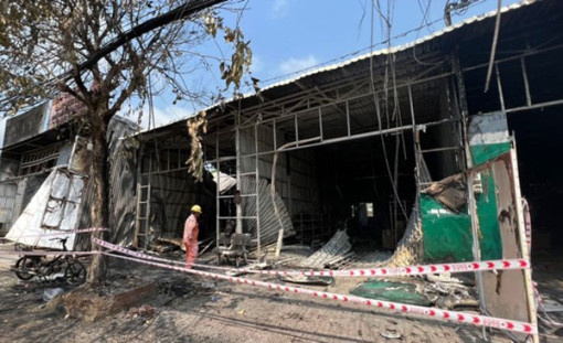 An Giang: Hỏa hoạn thiêu rụi 3 căn nhà cùng nhiều xe máy