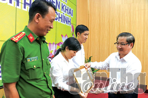 Ðẩy mạnh cải cách thủ tục hành chính và hiện đại hóa phương thức chỉ đạo, điều hành phục vụ người dân, doanh nghiệp