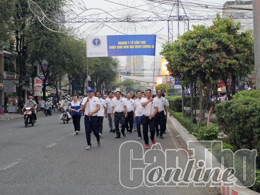 2.000 người đi bộ, gây quỹ trên 1 tỉ đồng ủng hộ nhân viên y tế gặp khó khăn