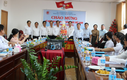 Lãnh đạo thành phố thăm, chúc mừng các bệnh viện nhân Ngày Thầy thuốc Việt Nam
