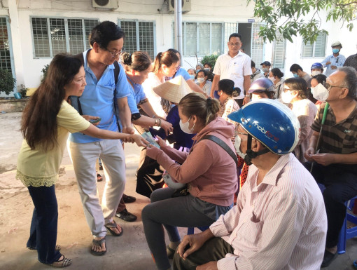 Vòng tay yêu thương