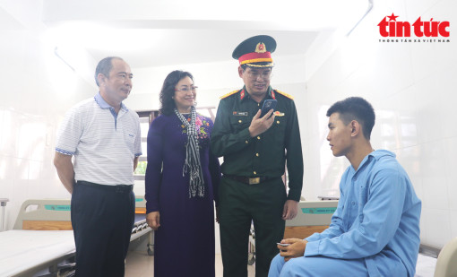 Bài 1: Cứu người giữa trùng khơi