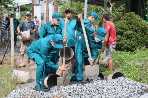 Dân quân tham gia đảm bảo an toàn giao thông