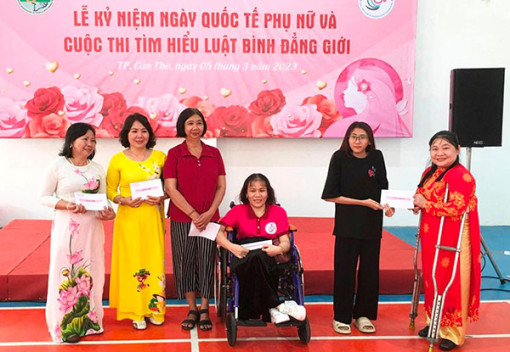 Câu lạc bộ Phụ nữ khuyết tật thành phố chung vui Ngày Quốc tế Phụ nữ 8-3