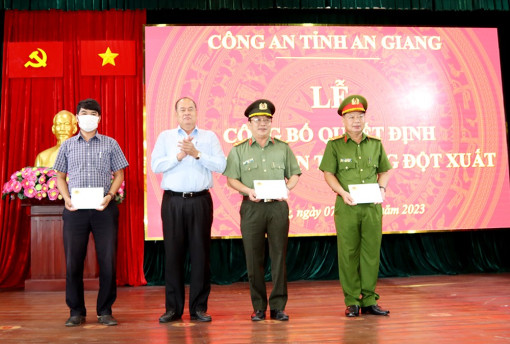 An Giang: Thưởng nóng lực lượng phá nhanh vụ vận chuyển trái phép 18,6kg ma túy từ nước ngoài vào Việt Nam