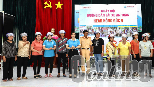 Phụ nữ phát huy vai trò đảm bảo an toàn giao thông