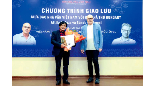 “Chất vấn thói quen” của Phan Hoàng<br>Thổi bùng lửa đam mê