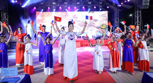 Áo dài kết nối tình hữu nghị