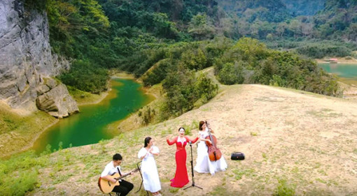 Sao Mai Ðinh Thành Lê ra mắt 2 MV về tình mẫu tử