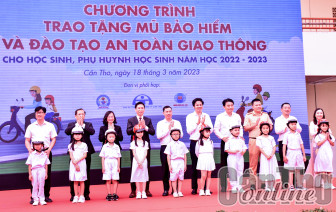 Tặng mũ bảo hiểm học sinh lớp 1, lớp 2