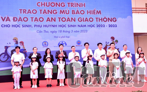 Tặng mũ bảo hiểm học sinh lớp 1, lớp 2