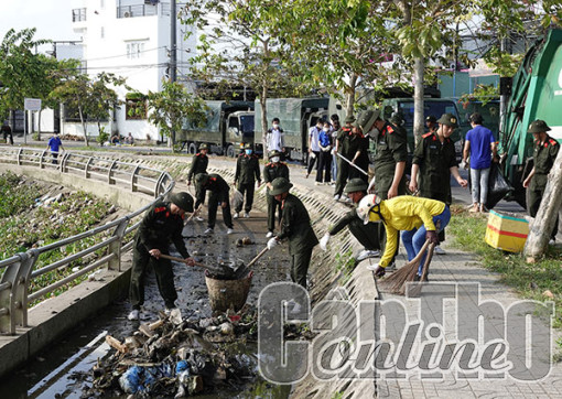 Ra quân vệ sinh môi trường bờ kè Hồ Búng Xáng