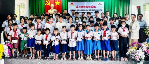 Trao 100 suất học bổng tặng học sinh có hoàn cảnh khó khăn
