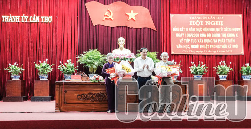 Xây dựng và đào tạo đội ngũ văn nghệ sĩ “vừa hồng vừa chuyên”