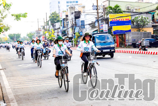 Đạp xe diễu hành hưởng ứng “Giờ Trái đất năm 2023”