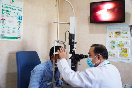 Bỏng giác mạc vì nhầm dầu gió là thuốc nhỏ mắt