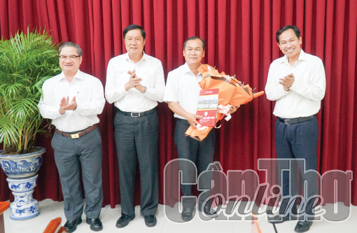 Trao quyết định, tặng hoa chúc mừng đồng chí Lê Văn Thành nhận nhiệm vụ Ủy viên Ủy ban Kiểm tra Trung ương