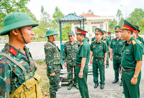 Thiếu tướng Nguyễn Minh Triều kiểm tra công tác hậu cần ở Trung đoàn Bộ binh 932