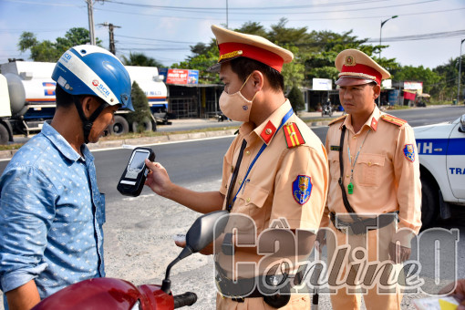 Kiểm tra trong 30 ngày, trên 710 người tham gia giao thông vi phạm quy định về nồng độ cồn