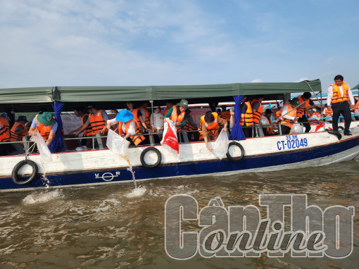 Thả cá tái tạo nguồn lợi thủy sản trên sông Hậu