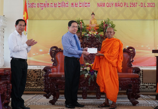 Đồng chí Trần Thanh Mẫn, Phó Chủ tịch Thường trực Quốc hội, chúc Tết Chôl Chnăm Thmây tại TP Cần Thơ