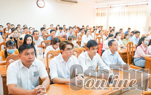 Hơn 180 quần chúng ưu tú trong các doanh nghiệp được bồi dưỡng lý luận chính trị