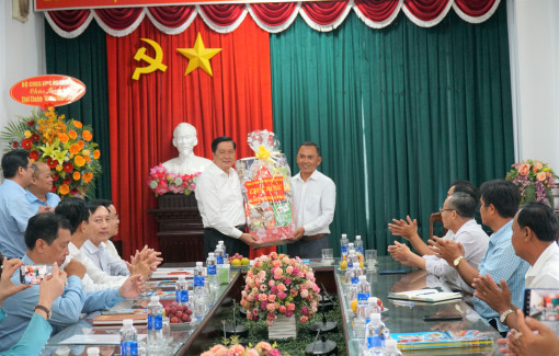 Lãnh đạo Thành ủy thăm và chúc mừng Tết Chôl Chnăm Thmây 2023 tại Báo Cần Thơ