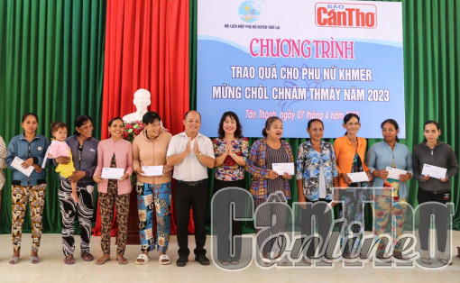 Báo Cần Thơ trao 20 phần quà tặng phụ nữ dân tộc Khmer