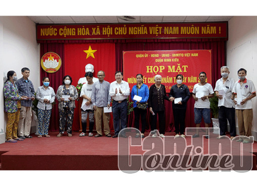 Họp mặt, tặng quà đồng bào dân tộc Khmer nhân Tết cổ truyền Chôl Chnăm Thmây